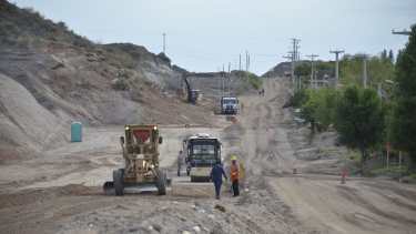 Las obras en la calle Huilen, en el noroeste de Neuquén capital, son clave para la conectividad con los nuevos desarrollos urbanos. Foto: Yamil Regules. 