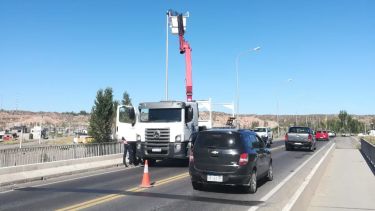 Con grúas se colocan los nuevos artefactos. Foto: Gentileza