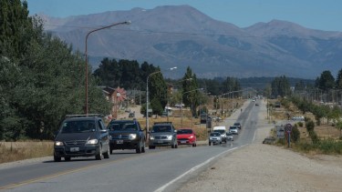 El Gobierno de Río Negro resolvió ampliar en una hora el horario de la restricción para circular en Bariloche y Dina Huapi a partir del viernes. (foto Archivo)