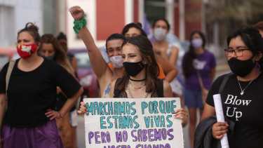 Hubo diferentes leyendas durante la marcha de esta tarde. Foto: Pablo Leguizamón.