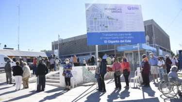 Los adultos mayores tuvieron una larga espera para recibir la dosis. Foto: Florencia Salto