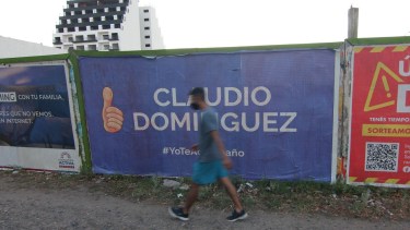 Carteles de gran porte de tinte proselitista fueron instalados a los costados de la ruta a Vaca Muerta (foto Oscar LIvera)