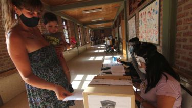 La elección se realizó en las tres escuelas primarias de El Chañar y un jardín. Foto: Oscar Livera.