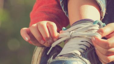 Buenos Aires: por el coronavirus, docentes no pueden atar las zapatillas de los alumnos