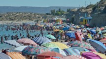 Imagen de Playas colmadas en Las Grutas pese a la advertencia por las mareas altas