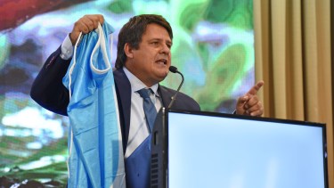 Una de las modificaciones propuesta por Gaido, incluye a la bandera de Neuquén como simbolo de la ciudad (foto Florencia Salto)
