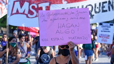 En Neuquén capital la marcha se realizó por la tarde y hubo una intervención en Casa de Gobierno. Foto Florencia Salto.