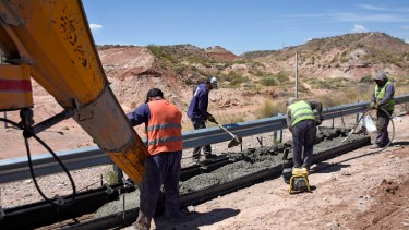 Los trabajos se llevan a cabo en la zona de rulos del acceso a ruta 7 (foto Florencia Salto)