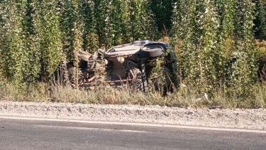 El auto terminó volcado sobre uno de sus laterales. 