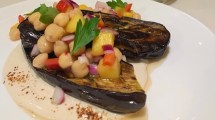 Imagen de Berenjenas a la plancha con salsa de yogur y tahine