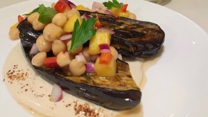 Berenjenas a la plancha con salsa de yogur y tahine