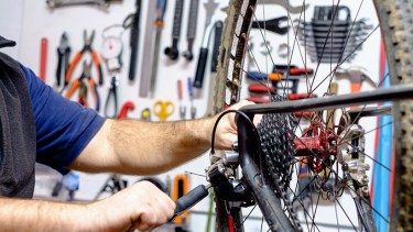 Aprender el oficio de bicicletero es una de las opciones que ofrecerán en Neuquén. (Gentileza).-