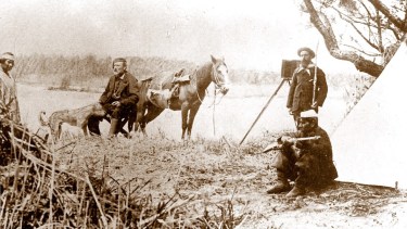 No era sencillo transportar todo el material fotográfico por la geografía patagónica. (FOTO: Gentileza Museo Paraje Confluencia)