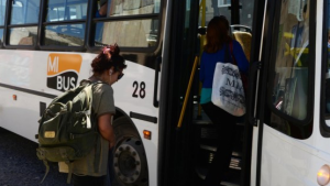 Preventiva para la mujer que lesionó a un colectivero por pedirle el uso del tapabocas