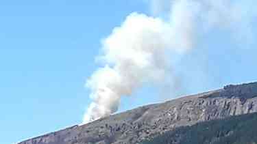 La columna de hubo emergió esta tarde detrás del cerro Piltriquitrón y causó preocupación por la reactivación de focos. (Foto Gentileza)