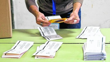 La ciudad de Neuquén utiliza para el reparto de bancas  el sistema D’Hondt. La Provincia también lo utiliza.