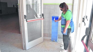 En los edificios se dispusieron dispenser de alcohol en gel. El personal debe utilizar barbijo y mantener la distancia social. (FOTO: Yamil Regules)