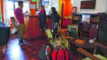 Imagen de Sortean estadías en hostels de Argentina, Chile y Brasil para ayudar a los damnificados por los incendios en El Bolsón y Epuyén