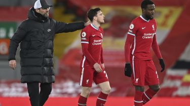 Klopp consuela a sus jugadores tras una nueva caída (Foto: AP)
