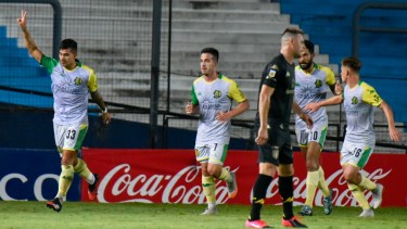 Maciel festeja la apertura del marcador en el Cilindro de Avellaneda. 