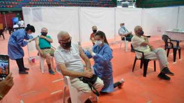 Este miércoles comenzó la vacunación a personas entre 80 y 90 años en Neuquén. (Foto: Yamil Regules)