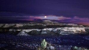 Trekking nocturno bajo la luna llena desde el Centro Integrador Municipal de Roca