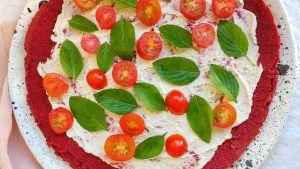 Pizza con masa de remolacha