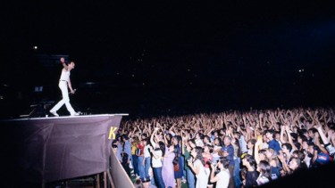 Freddy Mercury y la multitud que llenó Vélez tres veces.