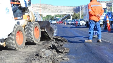 Comenzó la reparación de la ruta 22 en el ingreso oeste a Villa Regina. (Foto Néstor Salas)