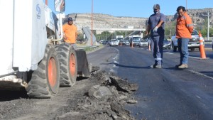 Retiran ondulación de la ruta 22 en el ingreso a Villa Regina