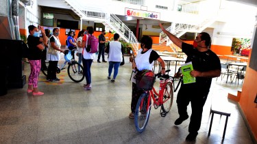 En Roca auxiliares y docentes avanzan con la planificación en los edificios, pero varios ya notificaron que seguirán con trabajo remoto. (Foto: César Izza)