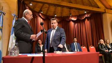 Otros tiempos: David Tressens le toma juramento al intendente Stefani. (Archivo)