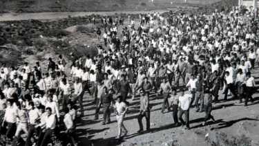 La movilización de obreros del El Chocón en 1969 (archivo Río Negro)