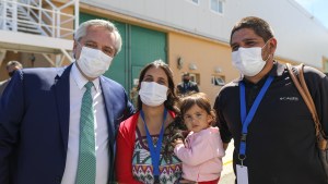 Alberto Fernández conoció a su ahijada de Bariloche en su visita oficial