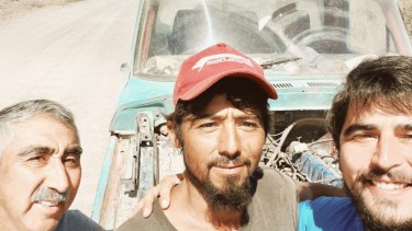 Javier Rojas encontró a Cristian Firmapaz en el camino de los pulperos justo cuando ataba con un alambre el paragolpes de su camioneta y se llevó esta selfie de recuerdo. Después Cristian empujo a un amigo que se había quedado.  