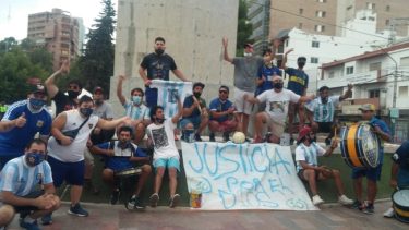 En la zona del Monumento a San Martín, de Neuquén Capital, también hubo pedidos de justicia por Maradona. Fotos: Yamil Regules. 