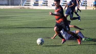 Se  llevó adelante un nuevo capítulo del certamen neuquino, pero esta vez fue sin público. En la imagen, acciones del duelo entre Don Bosco y Petrolero. Foto: gentileza Daniel Signorile.