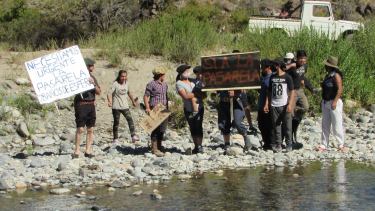 Cuyín Manzano, el pequeño pueblo de Neuquén que sigue reclamando el puente que perdieron hace 28 años