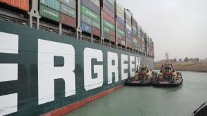 El buque que bloquea el Canal de Suez habría hecho una ruta de forma fálica y generó sospechas
