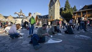 24 de Marzo con divisiones en Bariloche: marchas, pintadas y reforestación