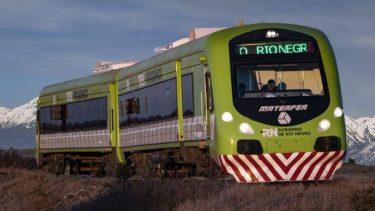 Paisajes inolvidables: el Tren Patagónico une Viedma con Bariloche y cruza la estepa de Río Negro. 