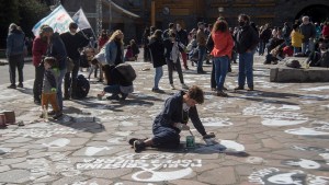 Pintaron pañuelos en el Centro Cívico, una tradición del Día de la Memoria en Bariloche