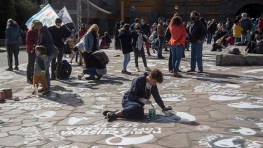 En el Día de la Memoria por la Verdad y la Justicia del 2023, organismos de derechos humanos y agrupaciones repintaron los pañuelos blancos de la plaza del Centro Cívico. Foto: Marcelo Martínez 