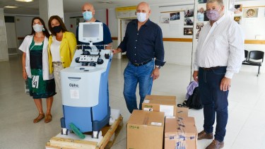 Carreras junto a Zgaib y Vaisberg entregó un separador celular al hospital Ramón Carrillo. Foto: Alfredo Leiva