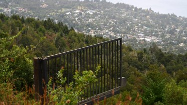 Abrieron caminos, talaron bosques y colocaron un portón en una zona donde no se puede construir en el cerro Otto, por encima de los 900 msnm. Foto: Alfredo Leiva