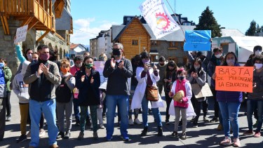 La comunidad educativa del CET 2 y 25 se concentró en el Centro Cívico la semana pasada. Foto: archivo