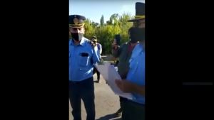 Video: el blooper de los policías que leyeron mal la fecha de la intimación de desalojo en la ruta 7
