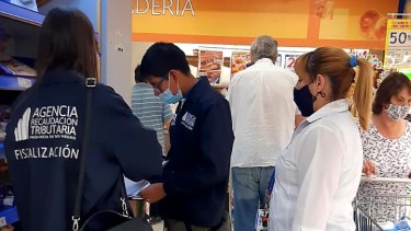 Verifican que se  cumpla con el programa Precios Cuidados en supermercados de Regina. (Foto Néstor Salas)