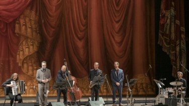 Chango Spasiuk junto a Escalandrum el jueves pasado en el Teatro Colón.