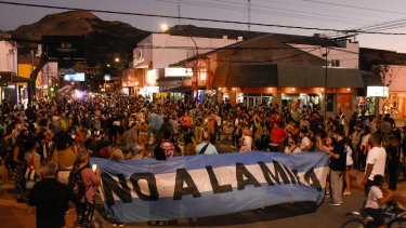 La protesta contra el proyecto de zonificación minera de Chubut, anoche en Esquel. (Gentileza @RasoJulian).-